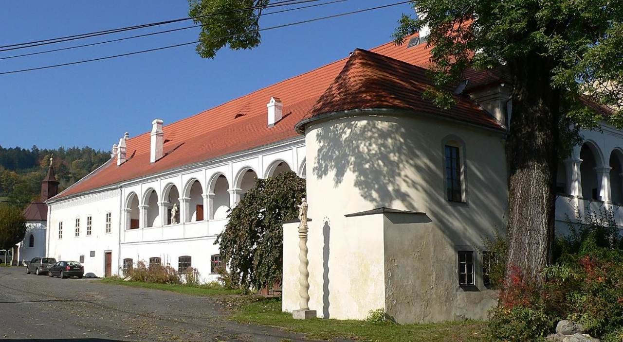 Zámek Mokrosuky Exterior foto